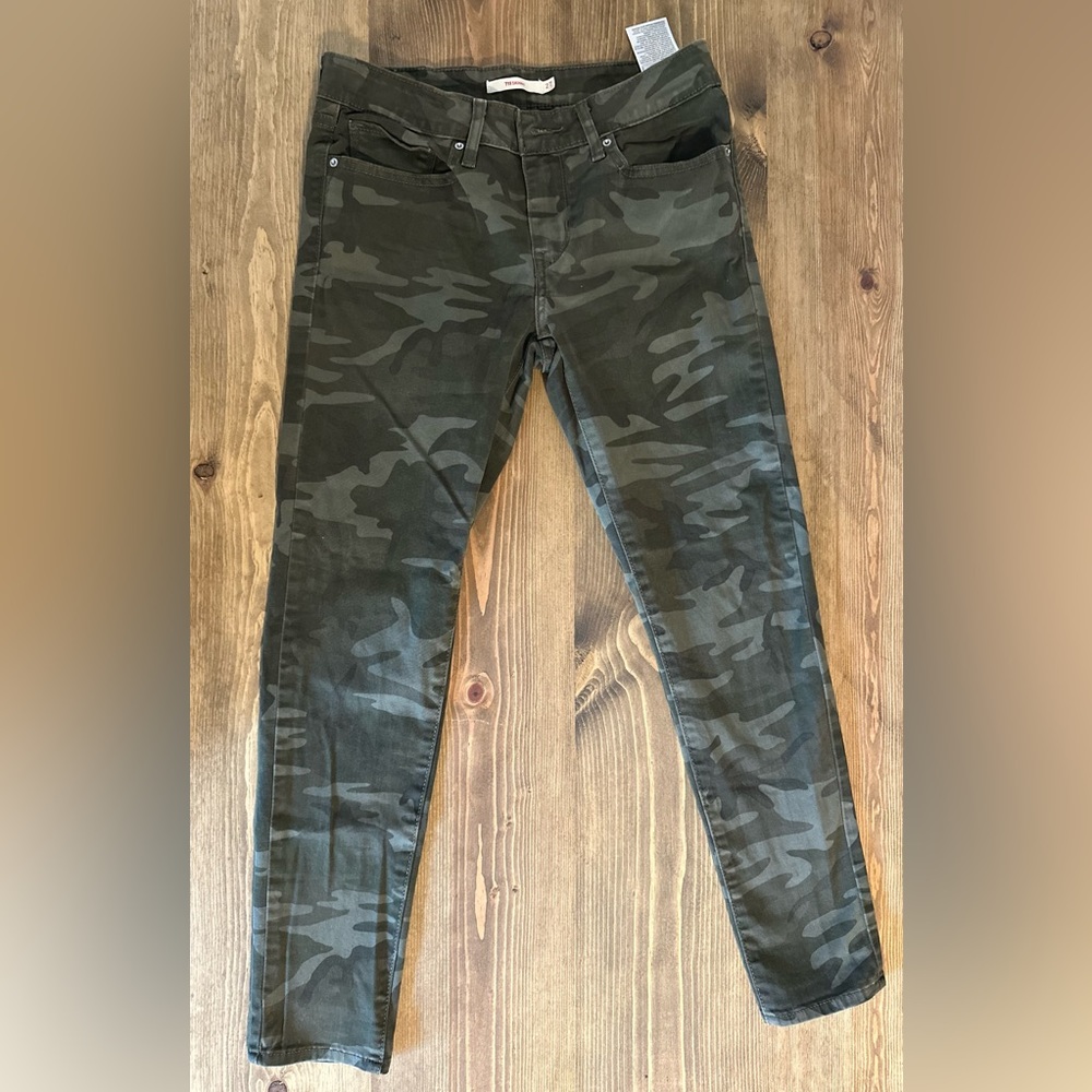 Levi 711 skinny camo pants